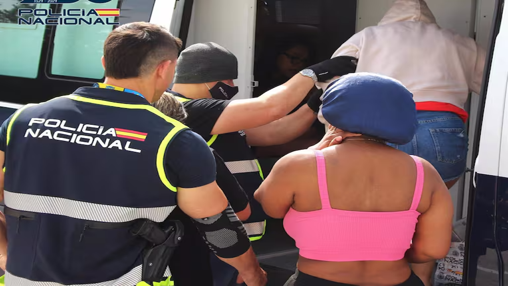 Operativo en una red de trata de seres humanos