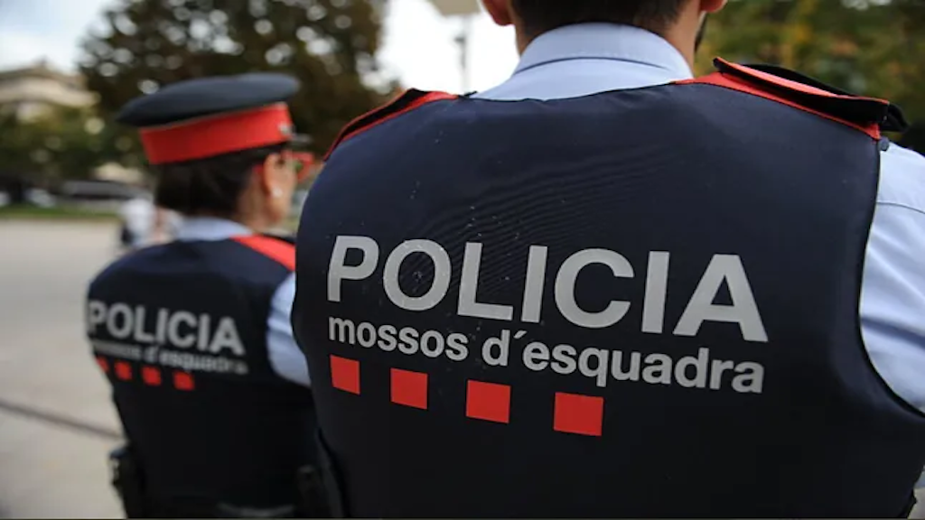 Padres detenidos por maltratar y agredir sexualmente a un bebé.