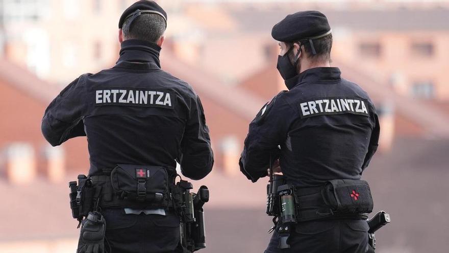 Detenido un hombre en San Sebastián tras intentar estrangular a su pareja.