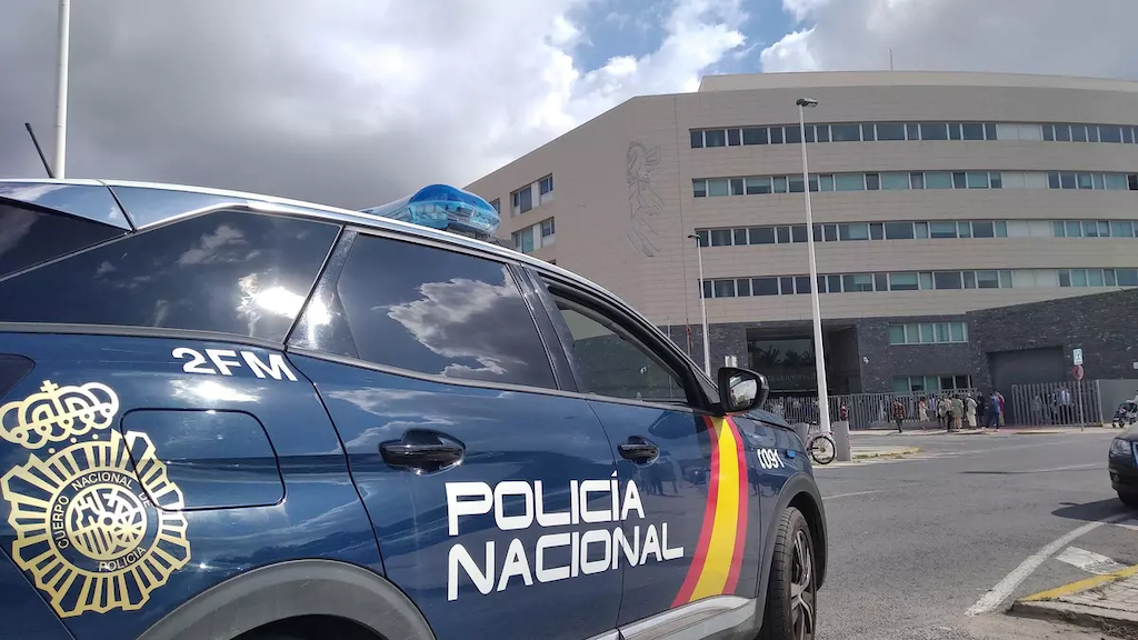 vehículo policia nacional enfrente del hospital de Elche