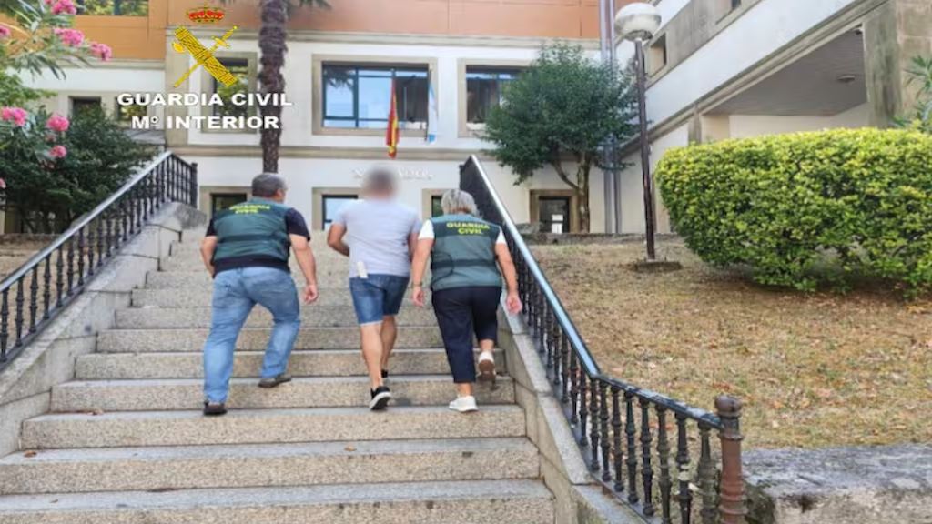 Guardias civil llevan detenidos al santero