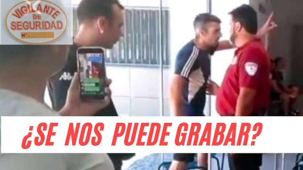individuo insultando a un vigilante mientras otra persona lo graba
