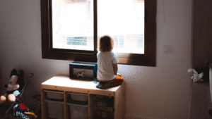 ¿Es un delito dejar solo a un hijo para ir a trabajar en España?