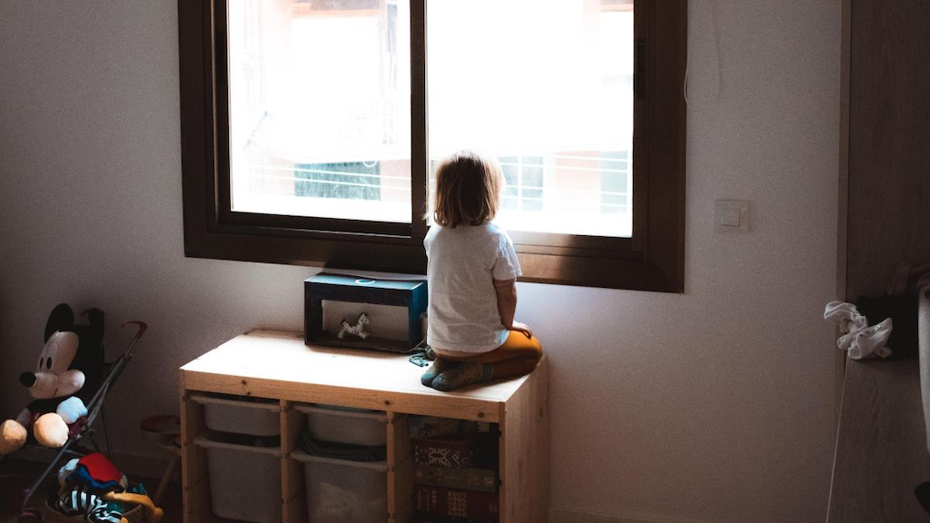 ¿Es un delito dejar solo a un hijo para ir a trabajar en España?