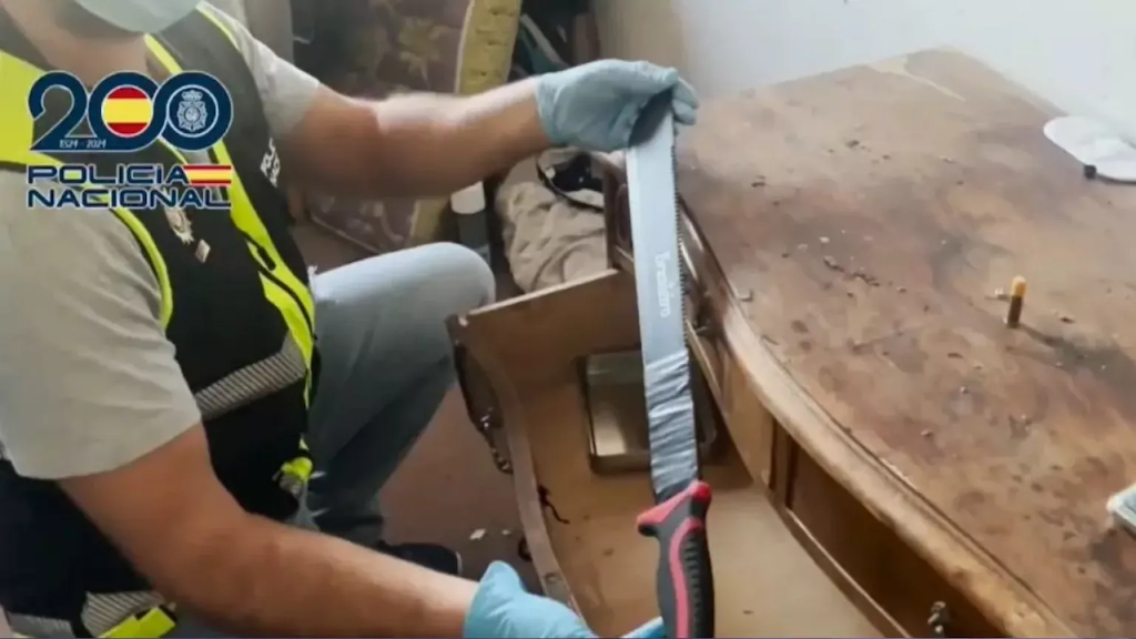 policia nacional enseñando un machete