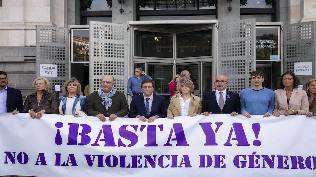 Minuto de silencio por el asesinato machista en Villaverde