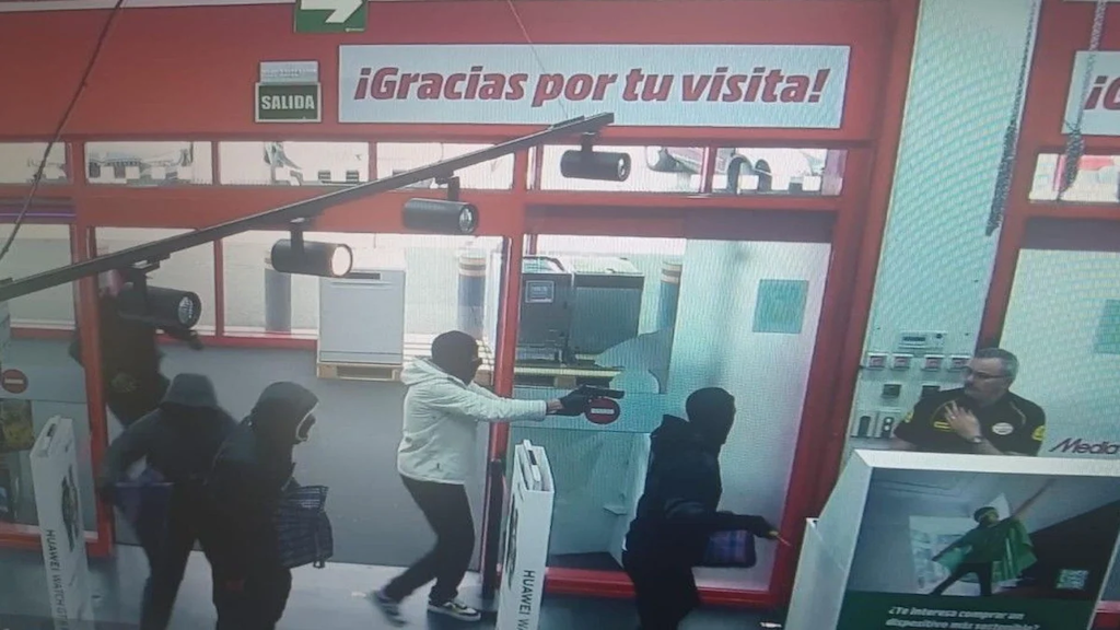 Encapuchados asaltan en un MediaMarkt