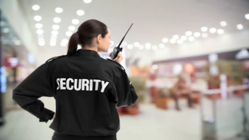 Vigilante de seguridad en un supermercado