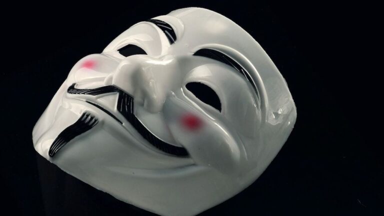 Detención de cuatro persona integrantes" del grupo hacker Anonymous Fénix.