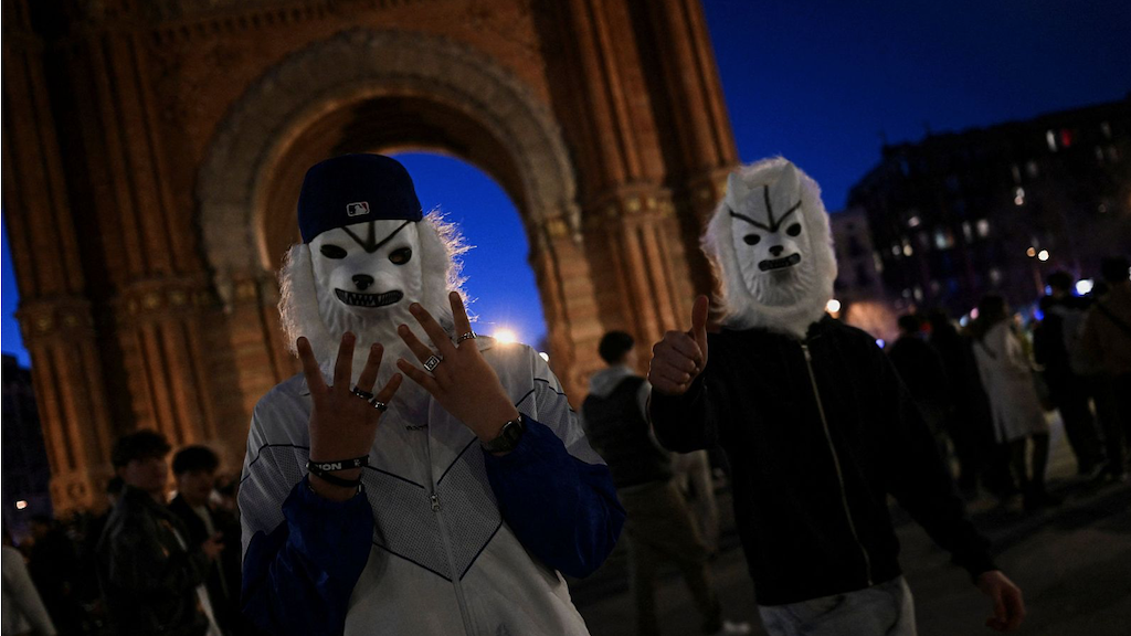 Disturbios en una concentración de therians en Barcelona.