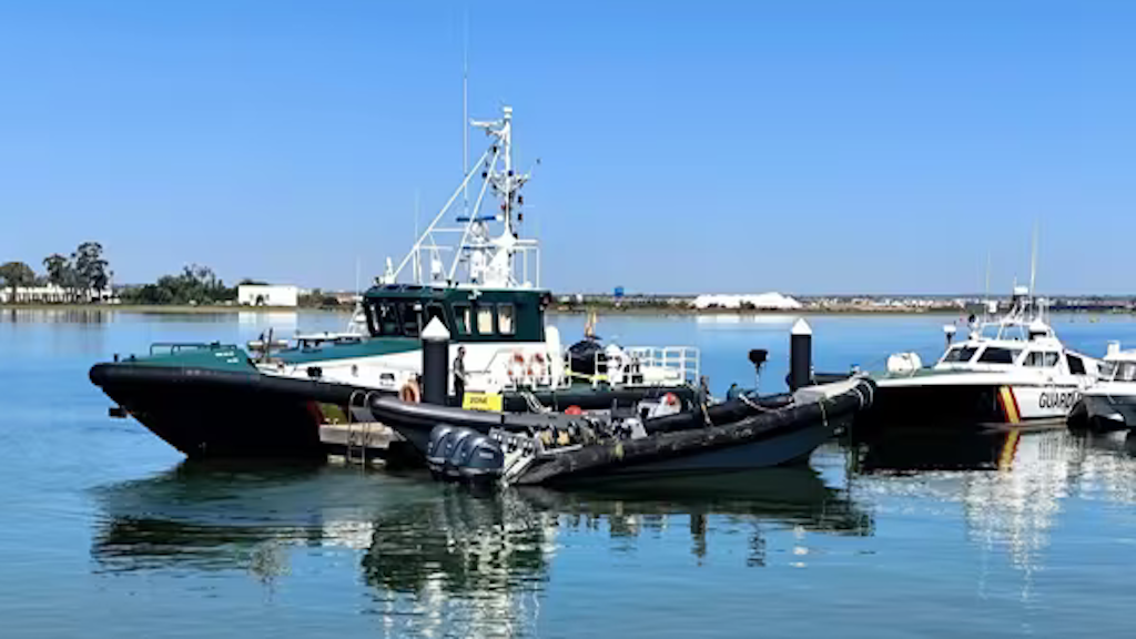 Intervención peligrosa de una narcolancha en el Golfo de Cádiz.