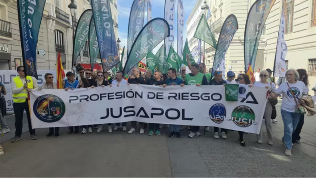 Miles de policias y guardias civiles en protesta por la equiparación a las demás policias.