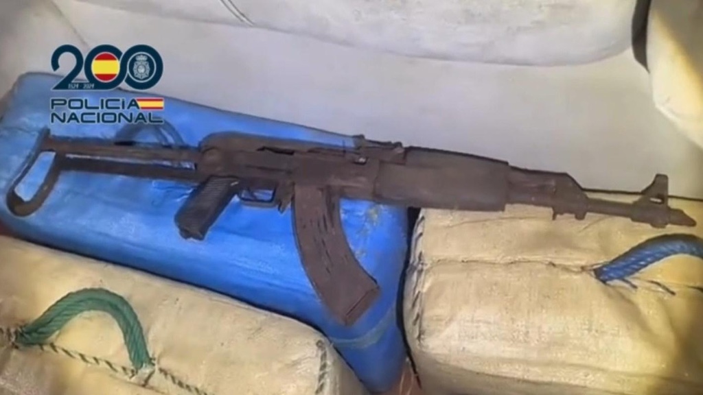Intevenidos un alijo de 1600 kilos de hachis y armamento de guerra.