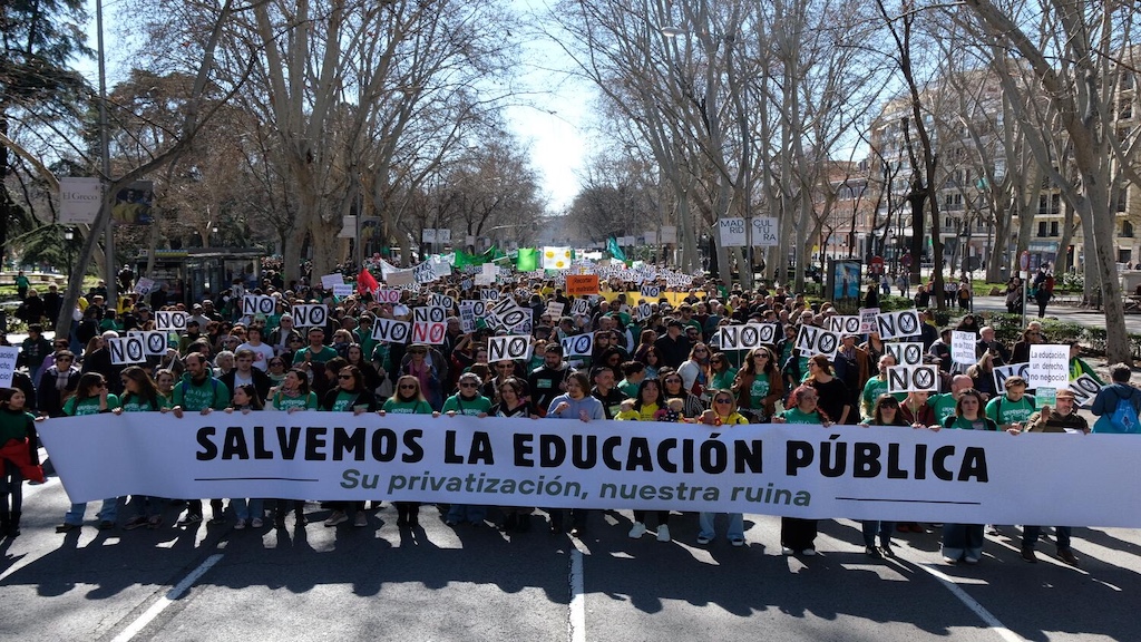 Expediente a un antidisturbios por tirar al suelo a una profesora en una protesta educativa en Valencia