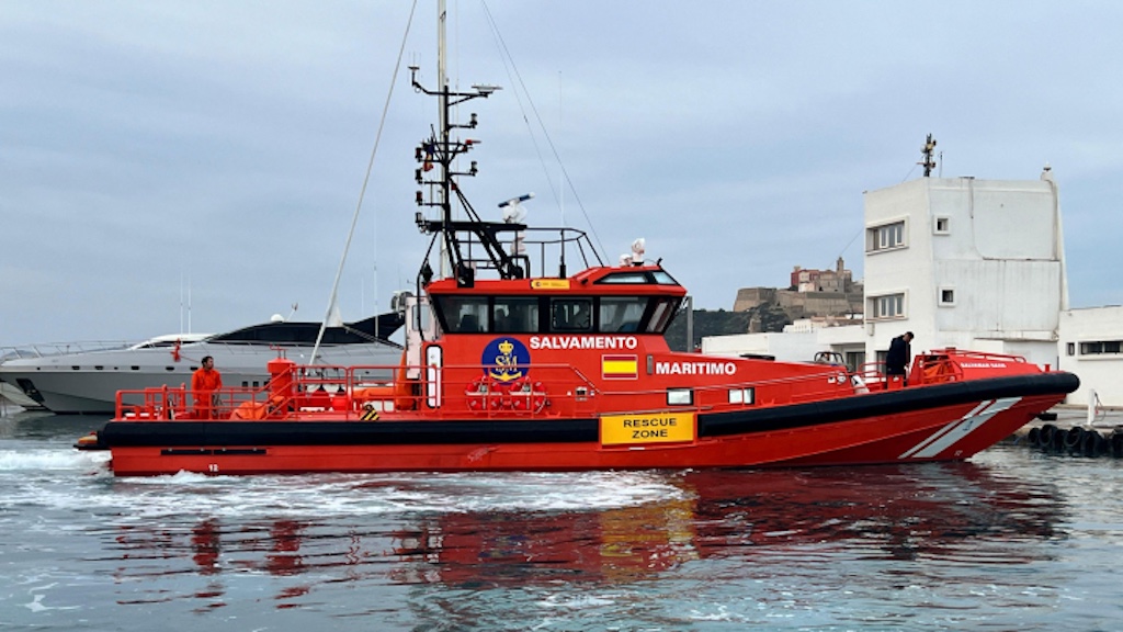La Guardia Civil detecta un cayuco al sur de El Hierro y Salvamento lo escolta hacia La Restinga