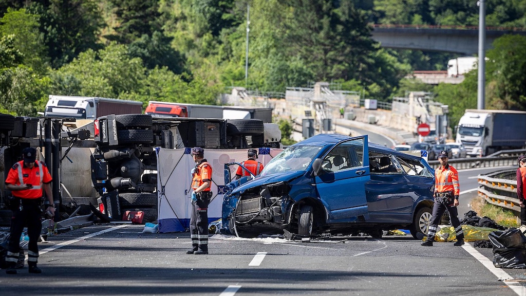 Cinco policias forales mueren en accidente de tráfico.