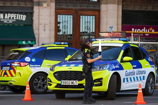 Un intenso debate sobre el modelo policial y la seguridad pública ha vuelto a encenderse en Cataluña, enfrentando directamente las estrategias de las dos ciudades más grandes de España: Madrid y Barcelona.