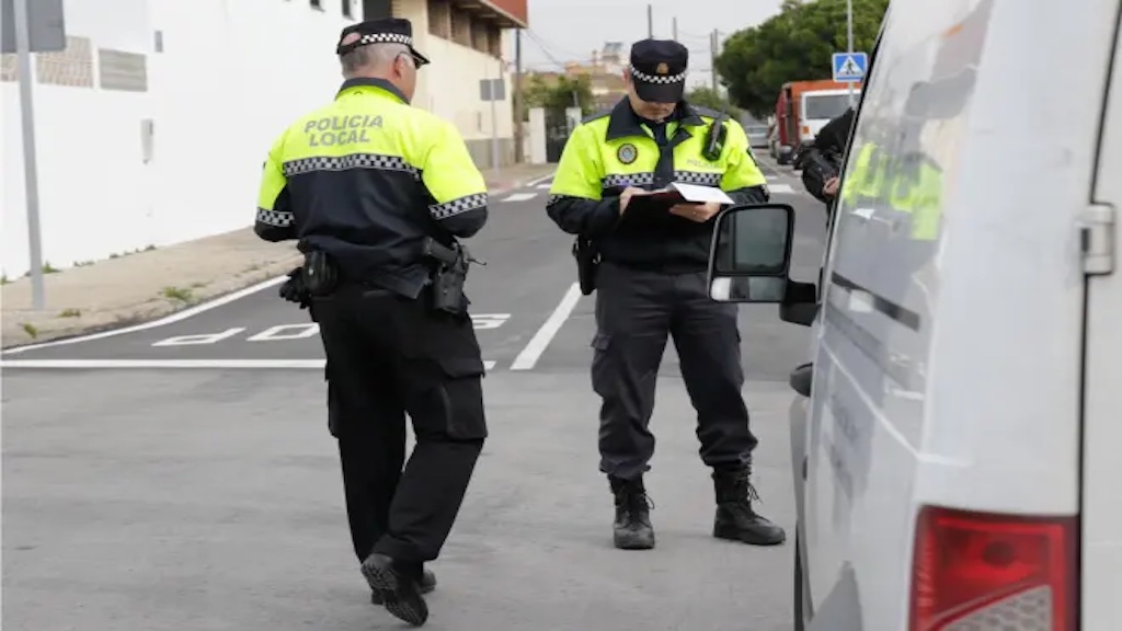 Una intervención rutinaria de la Policía Local de Sanlúcar de Barrameda acabó con un agente herido y con un menor de 14 años investigado por un presunto delito de atentado contra agente de la autoridad y otro contra la seguridad vial.