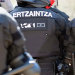 La Ertzaintza investiga a tres jóvenes por agredir y coaccionar a un hombre para que se quitara la camiseta de España en Vitoria