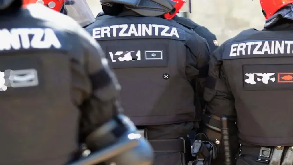 La Ertzaintza investiga a tres jóvenes por agredir y coaccionar a un hombre para que se quitara la camiseta de España en Vitoria