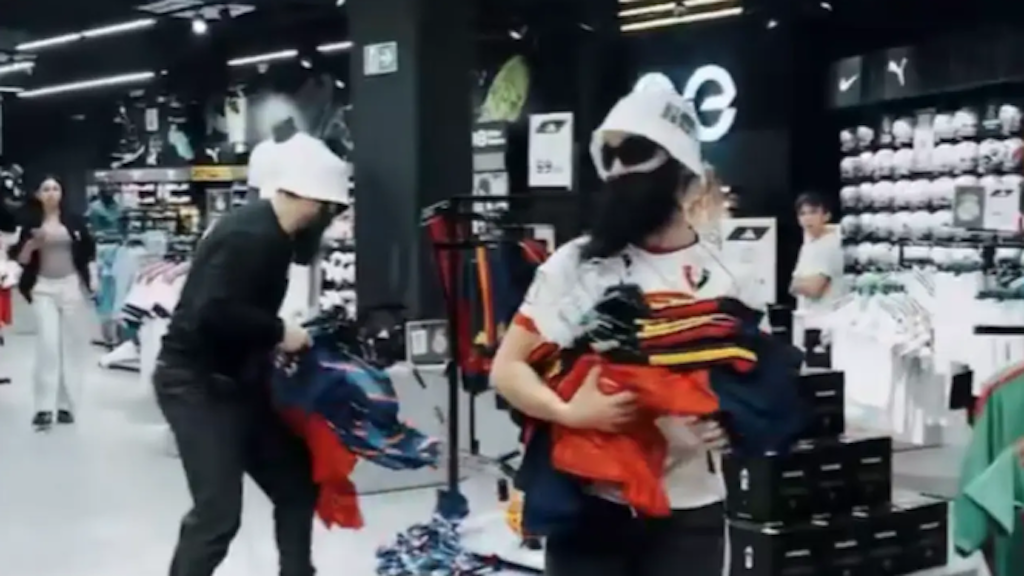 El robo de camisetas de España reabre el pulso político por la oficialidad de la Euskal Selekzioa