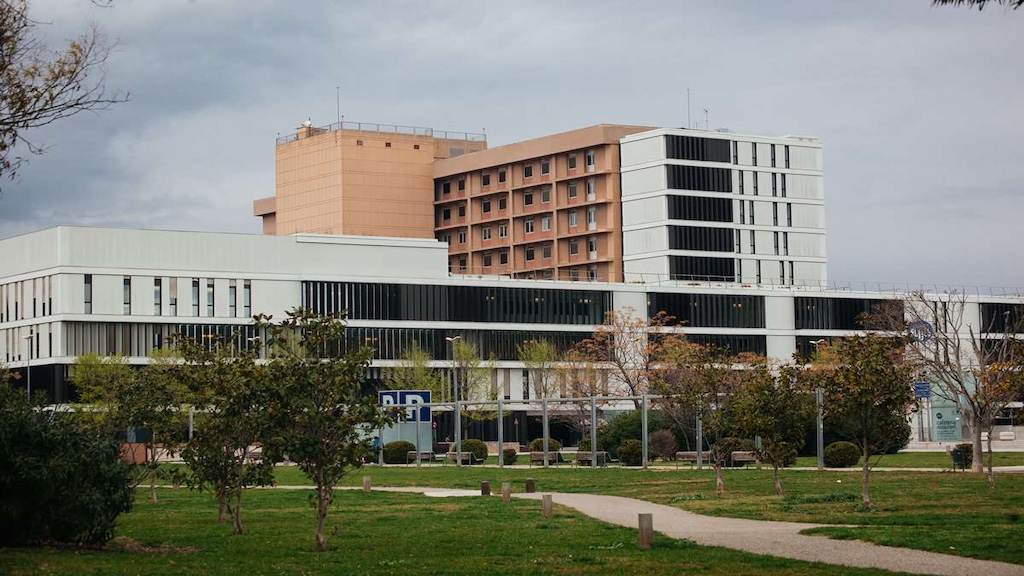 La muerte de un bebé de tres meses en Sabadell ha derivado en el ingreso en prisión provisional, comunicada y sin fianza de sus padres, investigados por su presunta relación con las lesiones que presentaba el menor.