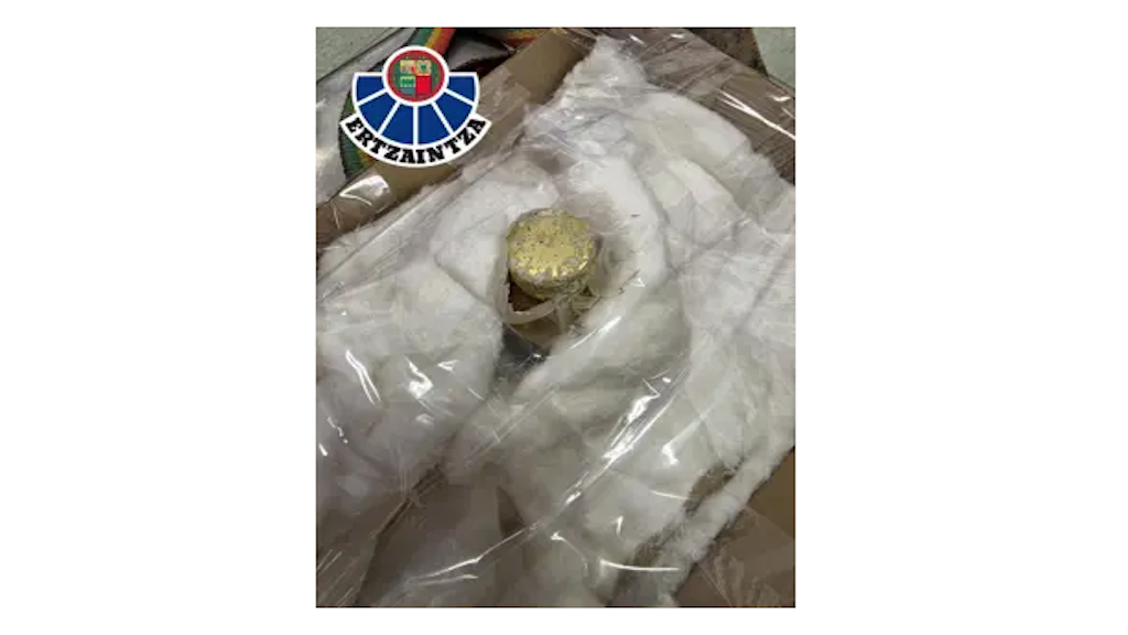 La Ertzaintza ha neutralizado cuatro botes de ácido pícrico encontrados en laboratorios de centros educativos de Galdakao, Derio y Bilbao.