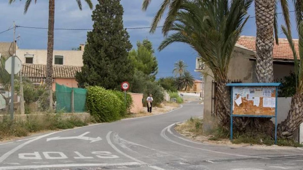 Una llamada angustiada al teléfono de emergencias 112 permitió descubrir el doble crimen ocurrido en una vivienda de la partida rural de la Cañada del Fenollar, en Alicante.