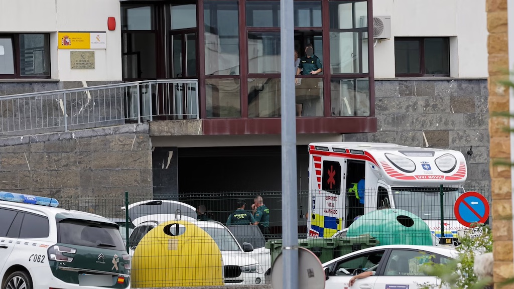 Cuartel de la Guardia Civil tras el crimen machista de Llanes