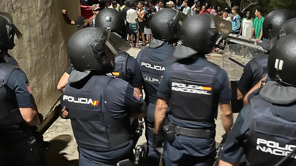Policía Nacional desplegada durante los incidentes en el CETI de Ceuta