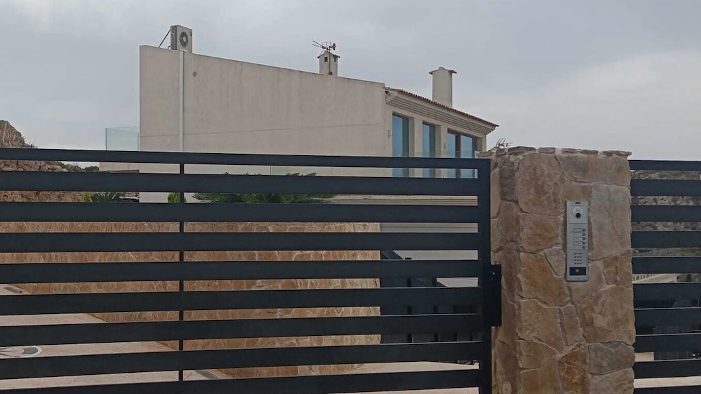 La Guardia Civil investiga la muerte de un matrimonio irlandés de 50 y 45 años hallado en el jacuzzi de un chalet alquilado en Cullera.