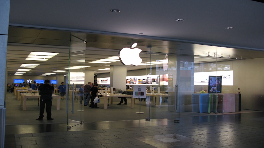 Asaltan la tienda de Apple de La Maquinista por segunda vez en un mes y huyen antes de que llegue la policía