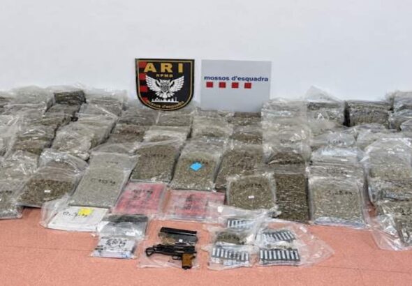 Droga y subfusil intervenidos por los Mossos en Sant Joan Despí