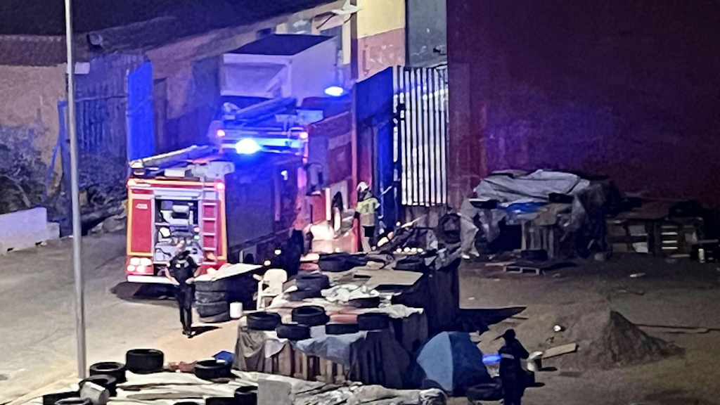 Un incendio en El Tarajal calcina 42 chabolas de migrantes en una madrugada con múltiples fuegos en Ceuta