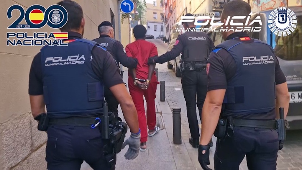 La operación OFFSIDE se ha saldado con tres detenidos y la intervención de más de 18.500 artículos preparados para su envío, además de 40.500 euros en efectivo.