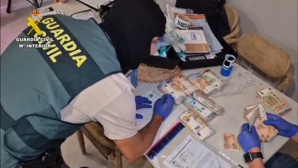 Las víctimas procedían de entornos especialmente vulnerables, eran atraídas a España con falsas ofertas de trabajo y una vez en territorio nacional eran obligadas a prostituirse para pagar deudas