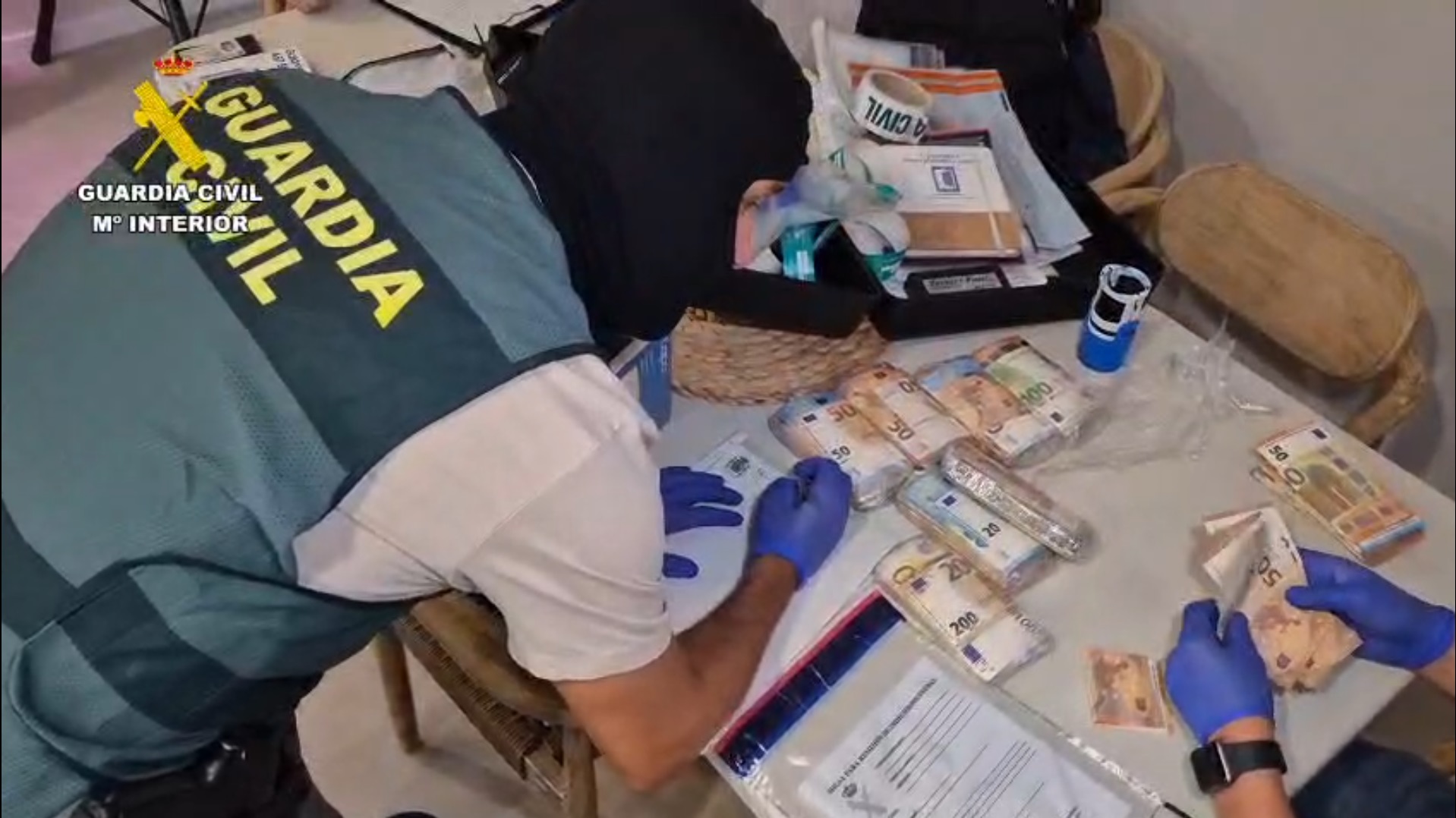 Las víctimas procedían de entornos especialmente vulnerables, eran atraídas a España con falsas ofertas de trabajo y una vez en territorio nacional eran obligadas a prostituirse para pagar deudas