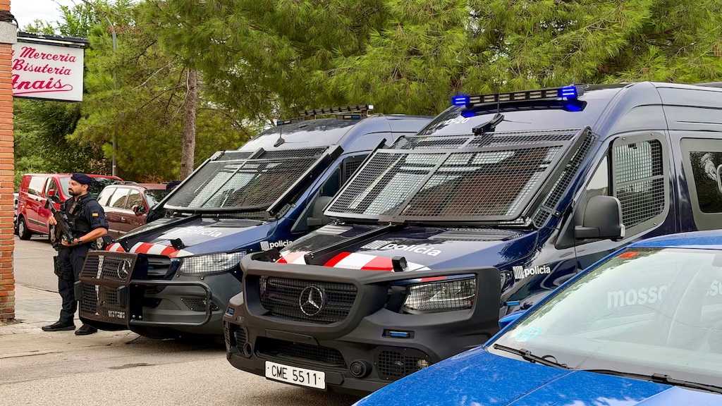 Tres arrestos por la agresión mortal en les Roquetes. La investigación sigue abierta y apunta a una posible conexión con una banda.