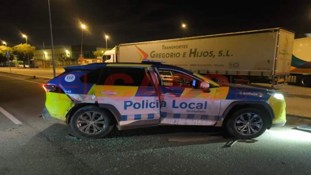 Un vigilante de seguridad alerta de unos 'teloneros`que robaban perfumes. Dos agentes de la policía de Granollers heridos al ser embestidos.