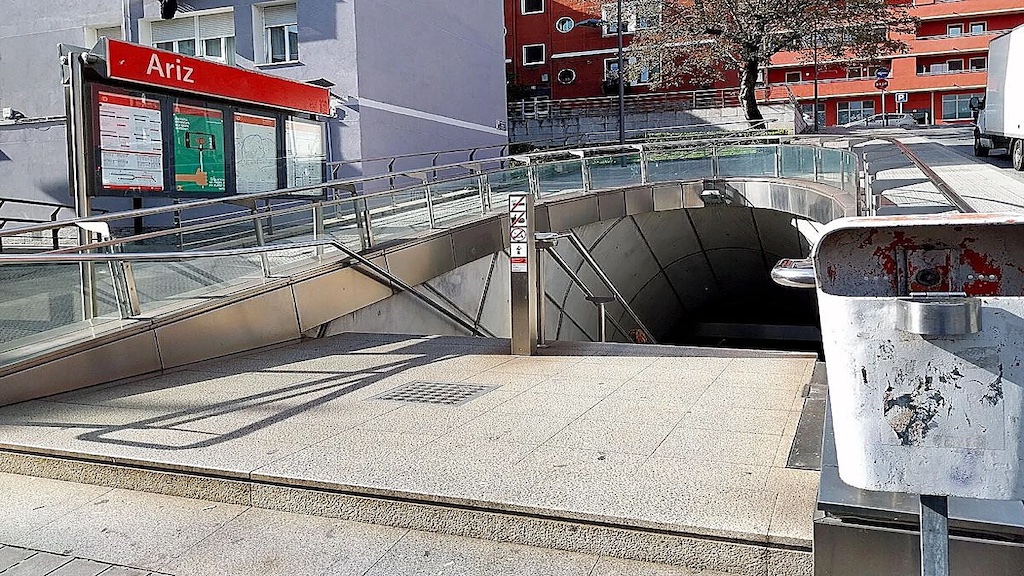 Dos vigilantes dieron el alto a un hombre que presuntamente intentaba acceder al metro sin pagar. El individuo reaccionó con insultos y patadas y, durante la reducción, mordió a uno de los trabajadores.