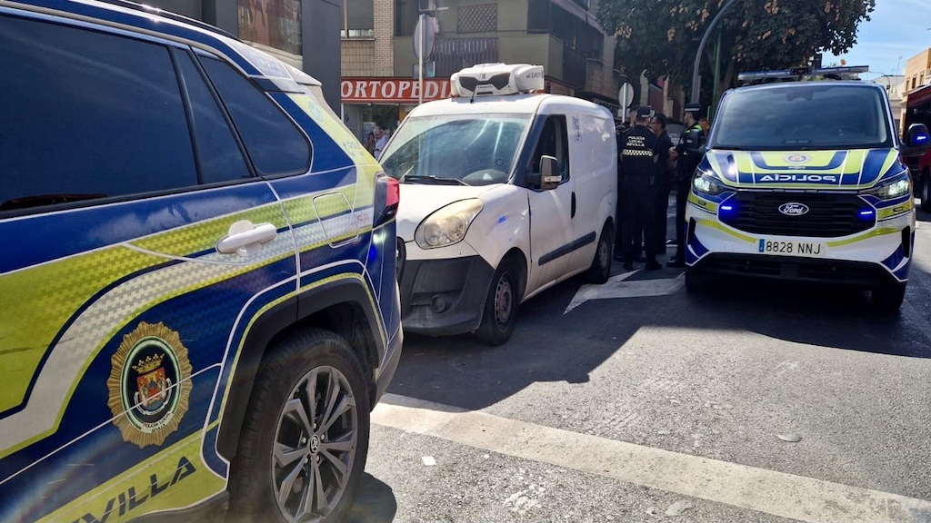 Unidad Motorista de Policía Local ha intervenido aproximadamente 300 kg de alimentos perecederos que eran transportados en una furgoneta.