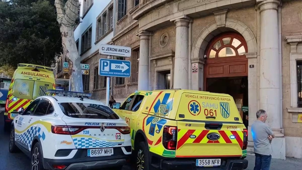 Un vigilante de seguridad participó en la asistencia a un hombre que sufrió una parada cardiorrespiratoria en los juzgados de Vía Alemania, en Palma.